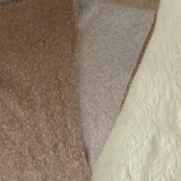 Chico’s Fuzzy Pale Pink &Rose Gold Shine Knit Cape Gold Size S/M - Picture 8 of 9